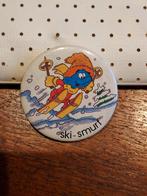 Leuk cadeautje. Button ski-smurf., Verzamelen, Speldjes, Pins en Buttons, Ophalen of Verzenden, Zo goed als nieuw, Figuurtje, Speldje of Pin