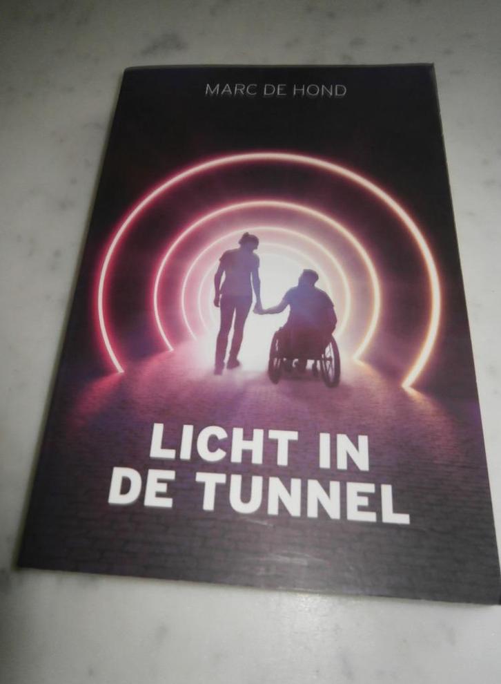 Licht in de tunnel (Marc de Hond) paperback in goede staat, Boeken, Overige Boeken, Zo goed als nieuw, Ophalen of Verzenden