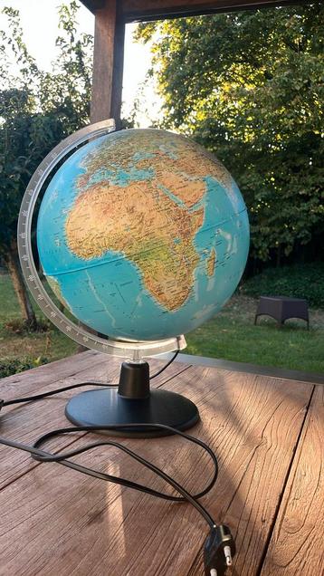 Wereldbol met lamp erin beschikbaar voor biedingen