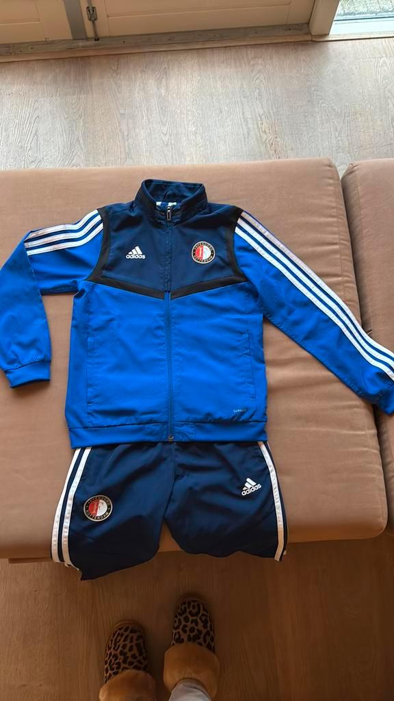 Feyenoord trainingspak maat 140 / Adidas maat S / 9-10, Kinderen en Baby's, Kinderkleding | Maat 140, Gebruikt, Jongen, Sport- of Zwemkleding