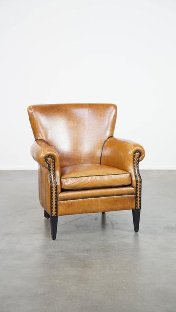 Kwalitatief goede schapenleren fauteuil in een cognac kleur beschikbaar voor biedingen