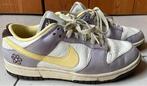 Nike sneaker Dunk Low - Maat 40 lila roze met geel en bloem, Ophalen of Verzenden, Gedragen, Roze, Sneakers of Gympen