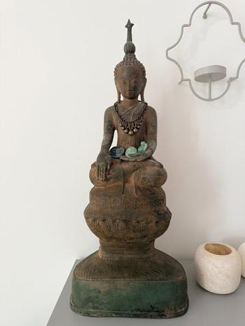 Bronzen verlichtende Thaise Boeddha beschikbaar voor biedingen