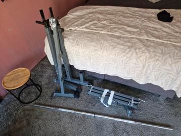 Fitness toestel met stang van 20 kilo beschikbaar voor biedingen