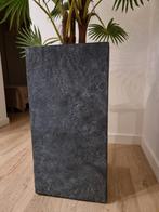 Grijze hoge plantenbak met kunstplant, Tuin en Terras, Bloembakken en Plantenbakken, Ophalen, Tuin, Steen, Minder dan 60 cm