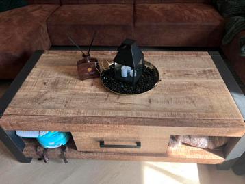 Salon tafel beschikbaar voor biedingen