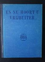 Vrijbuiter en H. de Prater - En nu hoort U Vrijbuiter., Boeken, Gelezen, Vrijbuiter - H. de Prate, Ophalen of Verzenden, 20e eeuw of later