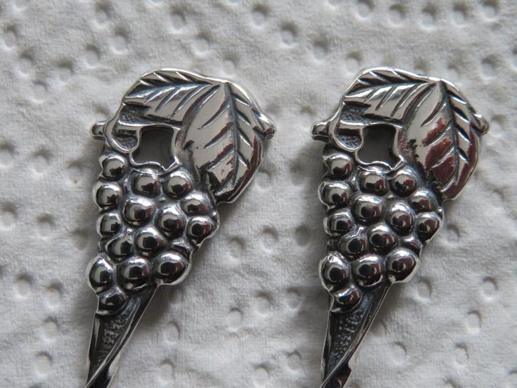 Twee stuks Lepeltjes Druiventros (Druiven), Verzamelen, Porselein, Kristal en Bestek, Nieuw, Bestek, Overige materialen, Verzenden