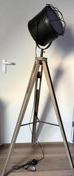 Staande lamp op 3 poten, Huis en Inrichting, Lampen | Vloerlampen, Ophalen, Gebruikt, Hout, 150 tot 200 cm