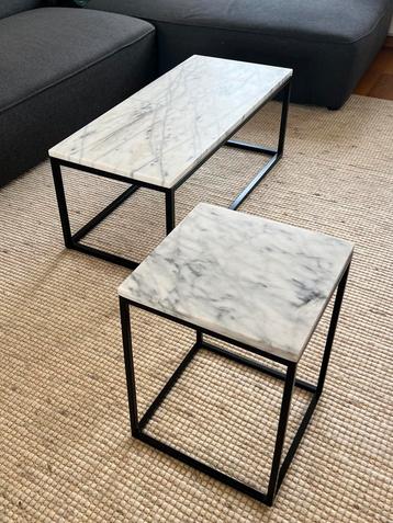 Twee salontafels mat marmer blad en zwart stalen onderstel