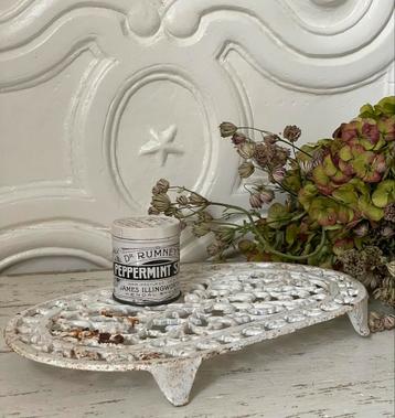 Brocante oude gietijzeren onderzetter wit beschikbaar voor biedingen