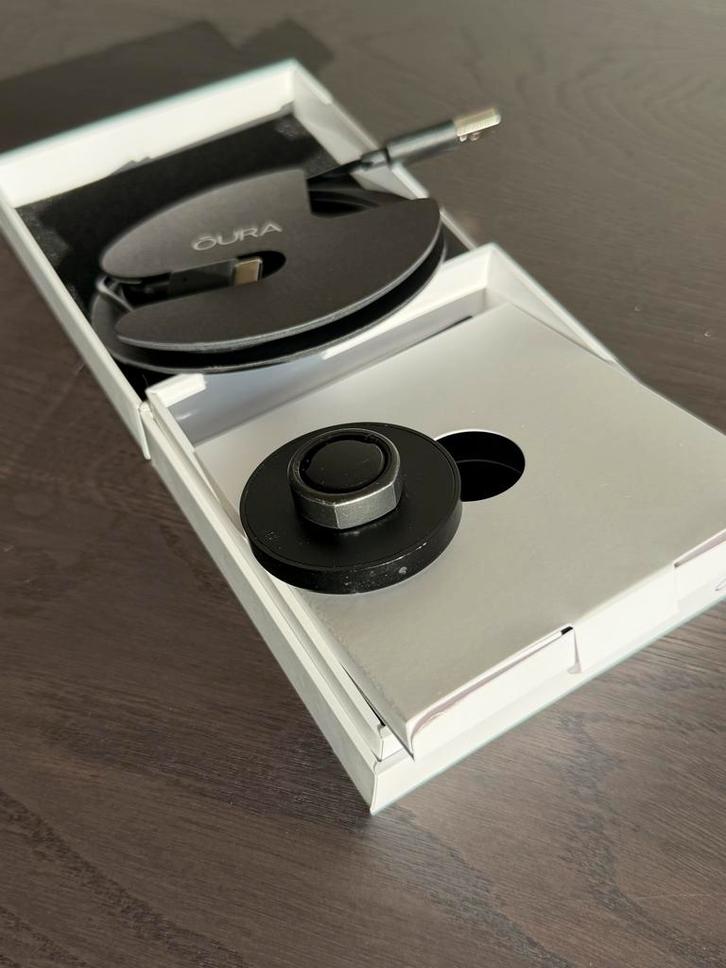 Oura Ring Gen 3 - Maat 8 Stealth compleet, Sieraden, Tassen en Uiterlijk, Activity trackers, Zo goed als nieuw, iOS, Zwart, Waterdicht