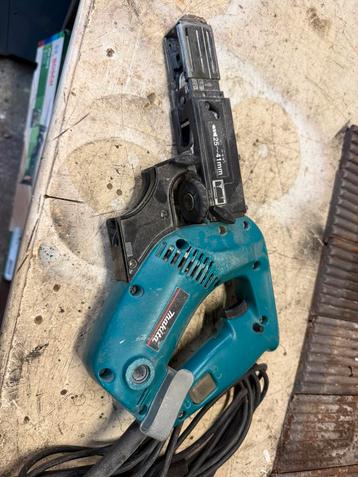 Makita 6833 schroefautomaat beschikbaar voor biedingen