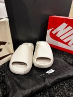 Yeezy Slides Crème - Maat 43 - Nieuw & Officieel, Ophalen of Verzenden, Nieuw, Wit, Slippers