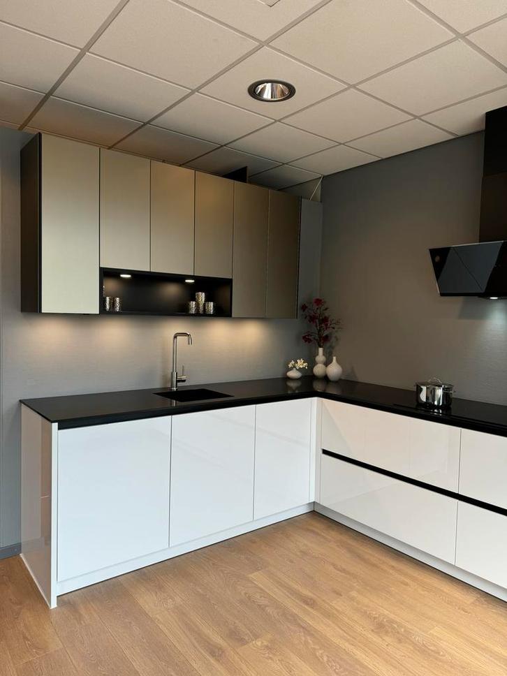 Luxe Greeploze Hoogglans Keuken - Nieuw met Apparatuur!, Huis en Inrichting, Keuken | Complete keukens, Nieuw, Hoekkeuken, Wit