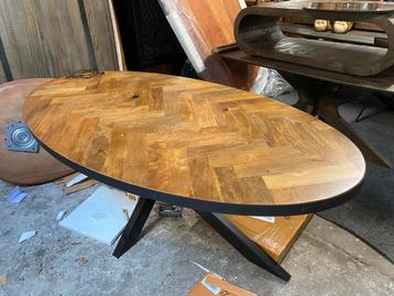 Ovale Eiken Tafel Visgraat - 210x105 beschikbaar voor biedingen