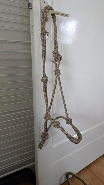 Touwhalster met touw (strik)  beschikbaar voor biedingen