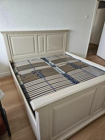 Bed  beschikbaar voor biedingen