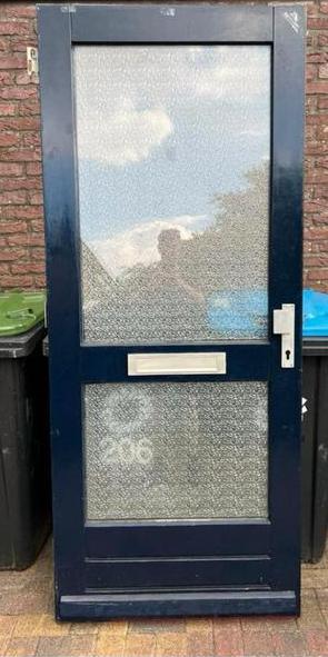 Voordeur met glas en brievenbus beschikbaar voor biedingen