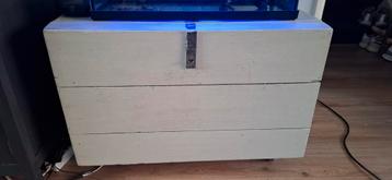 Kist op wieltjes beschikbaar voor biedingen