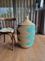 Afrikaanse wasmand  creme bruin turquoise traditioneel handg, Huis en Inrichting, Woonaccessoires | Schalen en Manden, Ophalen of Verzenden