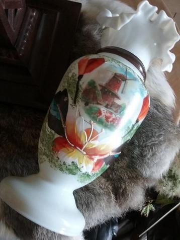 ANTIEKE OPALINE VAAS.... ( HOLLANDS TAFREEL). beschikbaar voor biedingen