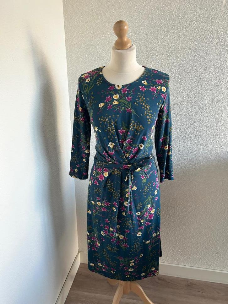 King Louie maat L blauwe bloemen jurk 2889, Kleding | Dames, Jurken, Zo goed als nieuw, Maat 42/44 (L), Blauw, Knielengte, Ophalen of Verzenden