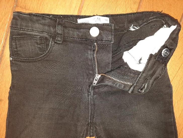 ZARA Kids spijkerbroek zwart distroyed maat 110, Kinderen en Baby's, Kinderkleding | Maat 110, Zo goed als nieuw, Jongen, Broek