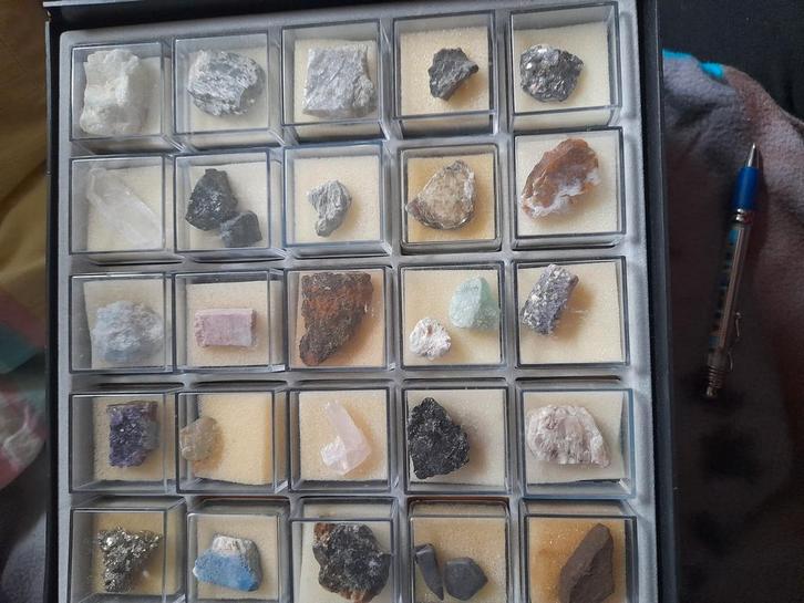 4 verzamel dozen edelstenen en mineralen 80st, Verzamelen, Mineralen en Fossielen, Ophalen of Verzenden