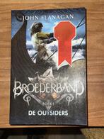 John Flanagan fantasy boek 1 Broederband De Outsiders, Ophalen, Zo goed als nieuw, John Flanagan
