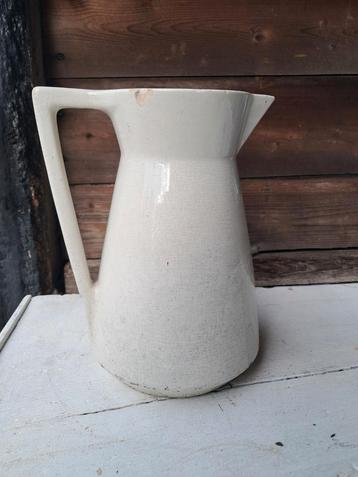 Vintage witte waterkan beschikbaar voor biedingen