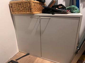 Kast met deuren - Praktisch en Stijlvol! beschikbaar voor biedingen