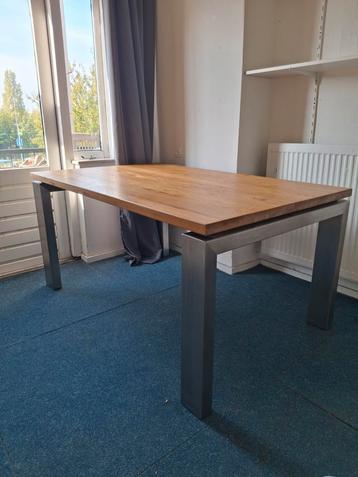 Houten eettafel met metalen poten MOET WEG 158x100x75 beschikbaar voor biedingen