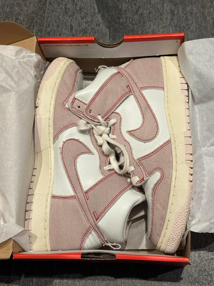 Nike Dunk High 1985 "Barely Rose Denim" - Maat 41, Kleding | Dames, Schoenen, Zo goed als nieuw, Sneakers of Gympen, Roze, Ophalen of Verzenden