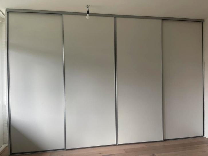 Grote inbouw schuifkastenwand – 4 meter breed, Huis en Inrichting, Kasten | Roldeurkasten en Archiefkasten, Zo goed als nieuw