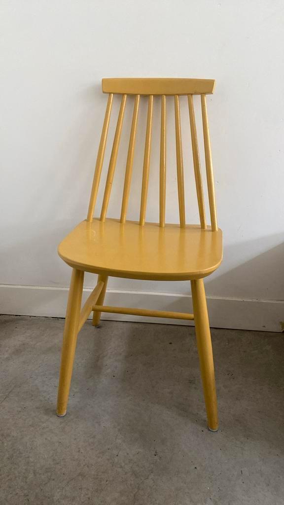 Vintage spijlenstoel - hout - geel / “Indian Yellow” F&B, Huis en Inrichting, Stoelen, Zo goed als nieuw, Eén, Hout, Overige kleuren