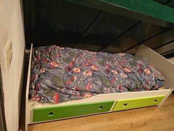 Eenpersoons bed met lades