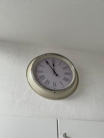 Mooie Analoge Wandklok beschikbaar voor biedingen