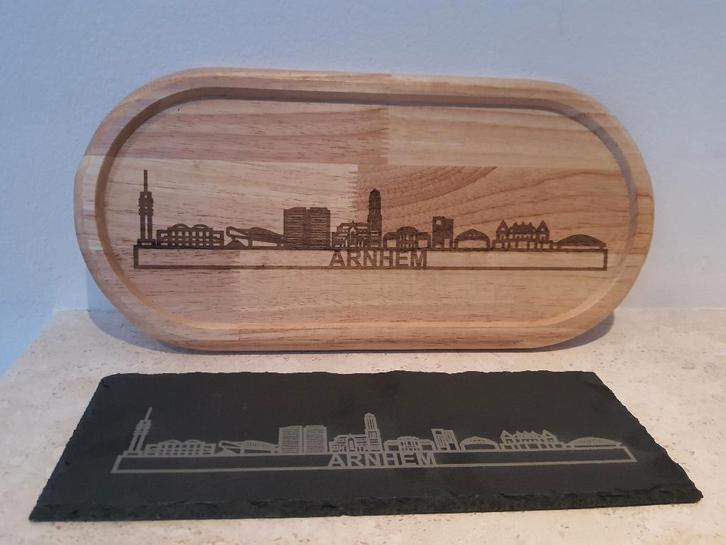 houten en leistenen plankje met skyline van diverse steden, Huis en Inrichting, Woonaccessoires | Dienbladen, Nieuw, Hout, Rechthoekig