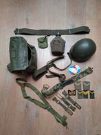 Te koop allerlei originele leger attributen,zoals pukkel., Verzamelen, Ophalen of Verzenden, Landmacht, Nederland, Helm of Baret