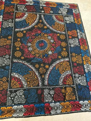 Handgeborduurd beddensprei beschikbaar voor biedingen