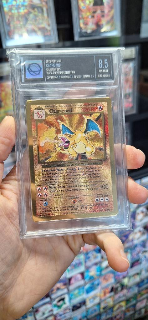 Charizard Ultra Premium Collection Gold Metal UGS 8.5, Hobby en Vrije tijd, Verzamelkaartspellen | Pokémon, Nieuw, Losse kaart