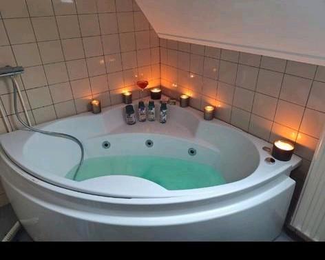 Bubbelbad  jacuzzi whirlpool voor in een badkamer., Tuin en Terras, Bubbelbaden en Hottubs, Zo goed als nieuw, Ophalen of Verzenden