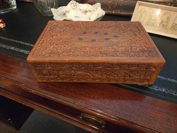 Antieke pallisander opbergdoos handgesneden bloemen beschikbaar voor biedingen
