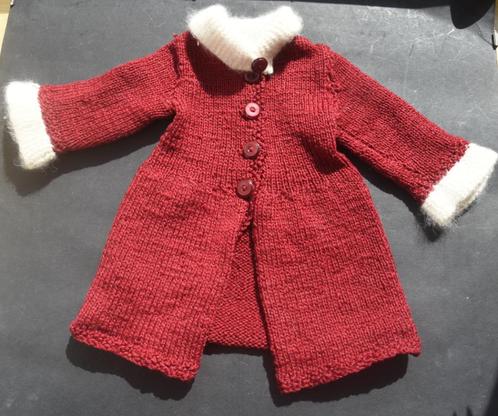 Handgebreide poppen jasje bordeaux met wit, Verzamelen, Poppen, Kleertjes, Ophalen of Verzenden