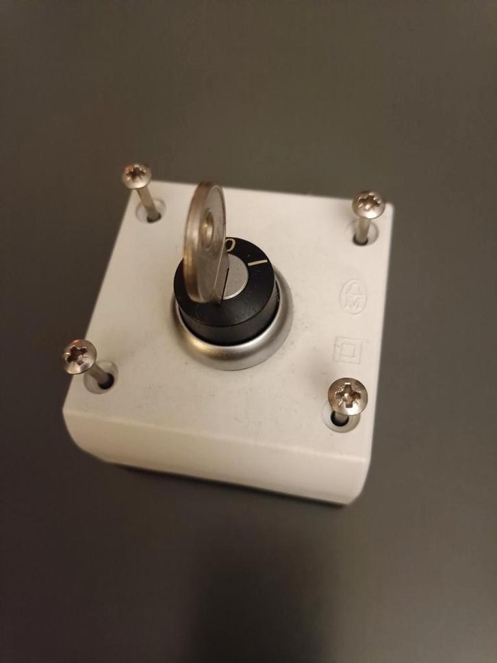 Sleutelschakelaar NO/NC - Nieuw, Doe-het-zelf en Verbouw, Elektra en Kabels, Ophalen of Verzenden