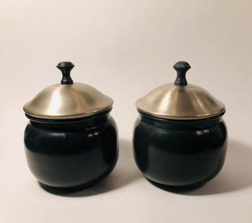 Twee metalen dekseldoosjes, schaaltjes, zwart, zilverkleur beschikbaar voor biedingen
