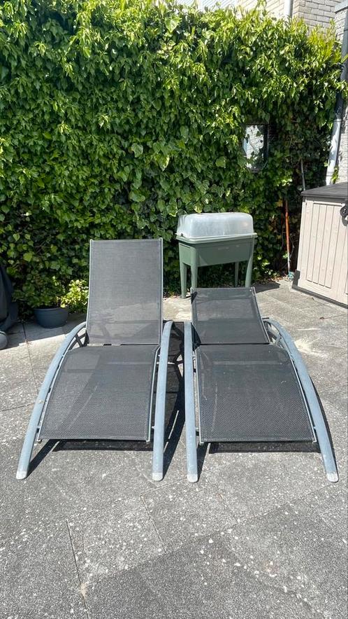 Twee ligbedden / ligstoelen, Tuin en Terras, Ligbedden, Gebruikt, Metaal, Verstelbaar, Ophalen