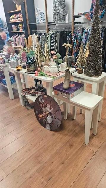 Diverse presentatie tafels beschikbaar voor biedingen