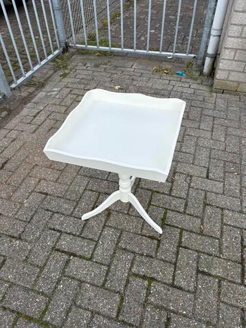 Wit houten bijzettafeltje – €50,- beschikbaar voor biedingen